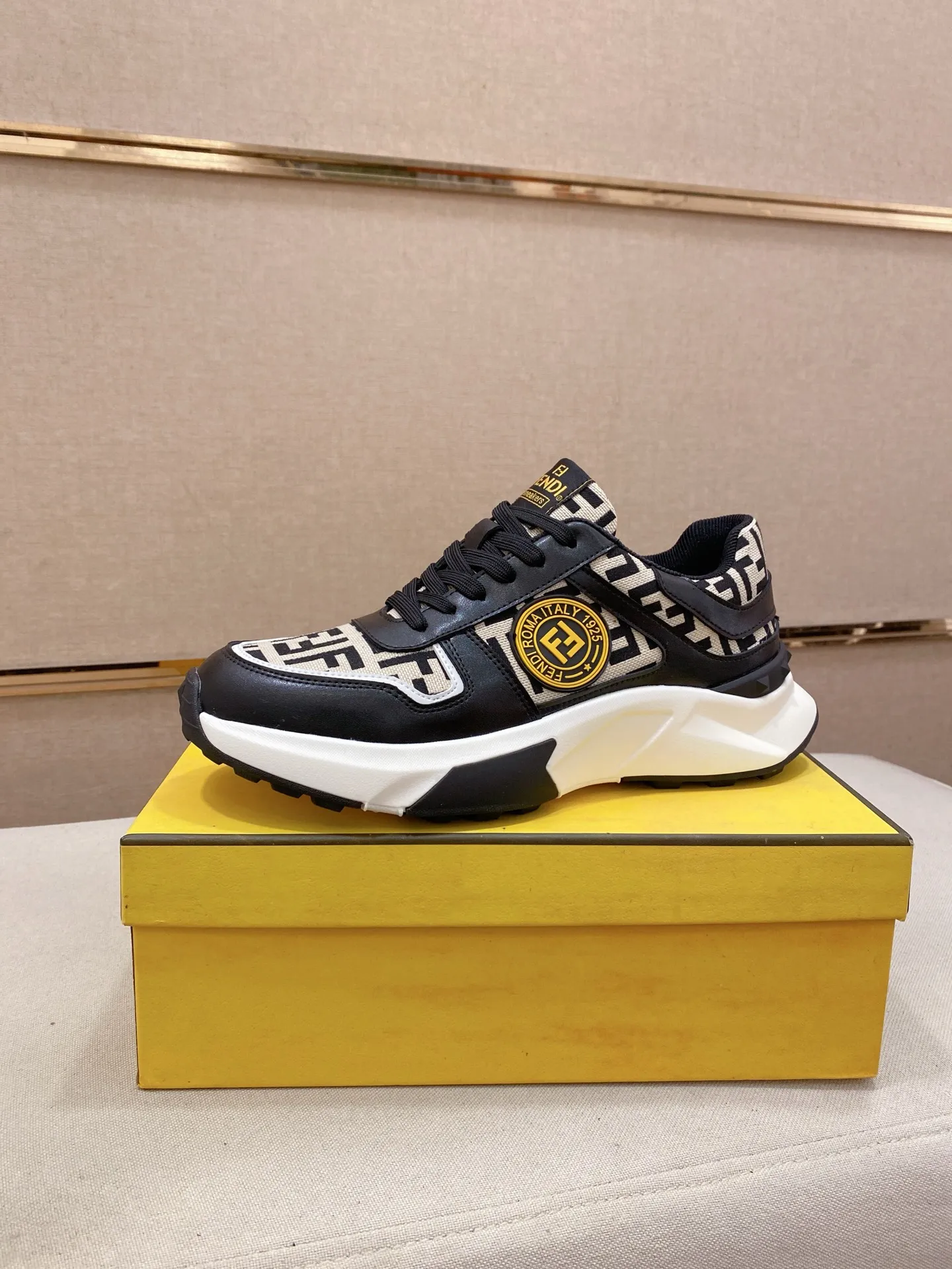 Men's shoes 💰 462💰 (fendi) New style 👊🏻 upper 🇮🇹 imported cowhide fabric 🇩🇪 lining imported sheepskin lining. The original outsole is molded to highlight the identity of every man, and the upper foot is elegant and stable🚶🏻🚶🏻The high-end custom counters reproduce the original version📯No matter the wind or rain, the shoe last remains unchanged and can withstand the verification of time🔍️,🔵 Size: 38-44